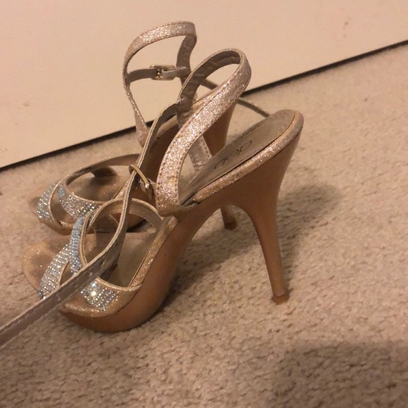 Gold heels - Picture 3 of 3